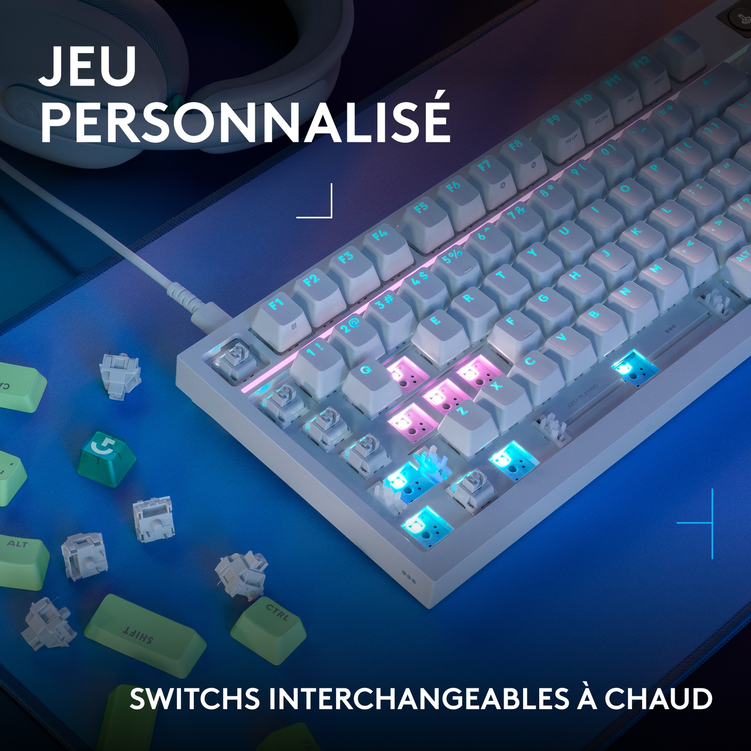 Un clavier blanc avec éclairage RVB et de nombreuses touches individuelles.