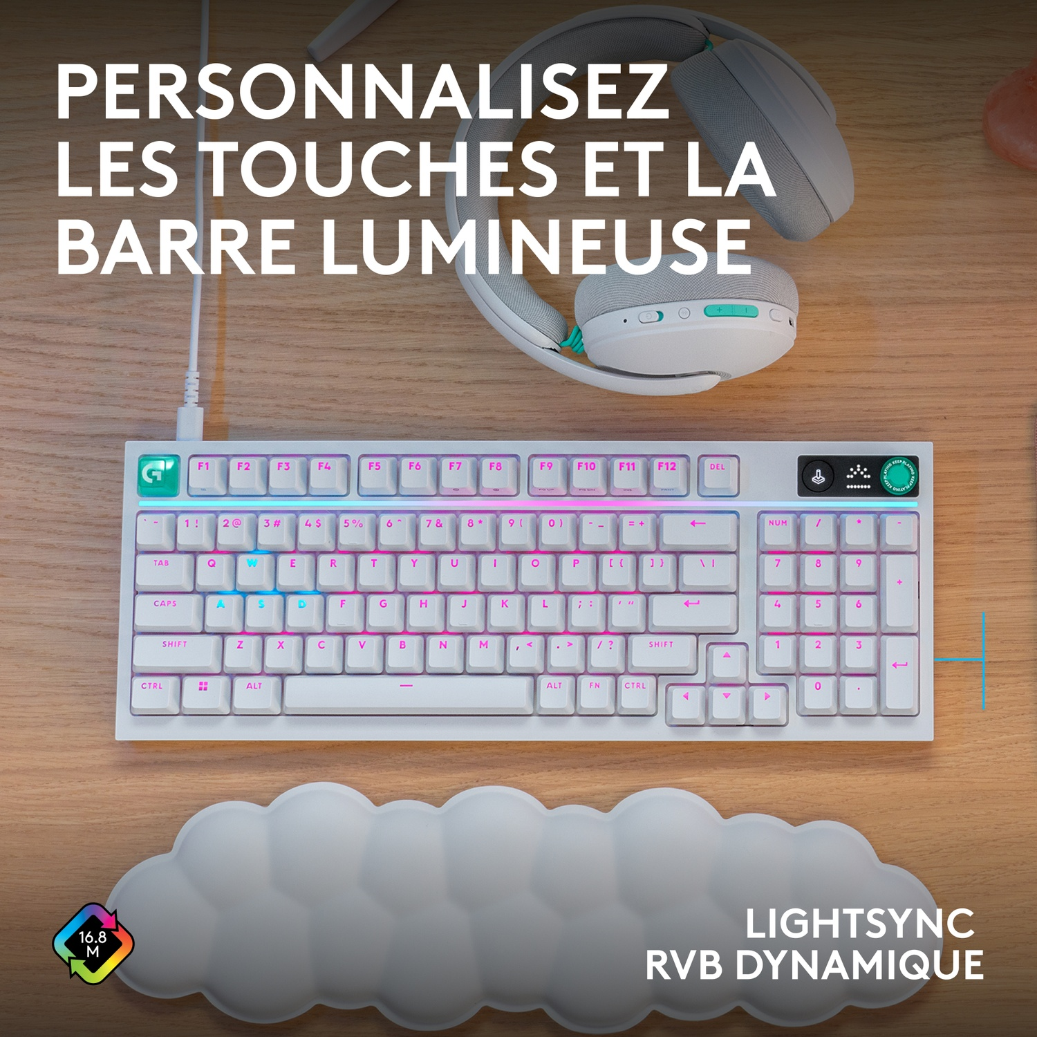 Clavier et casque blancs sur un bureau en bois. Repose-poignet en forme de nuage.
