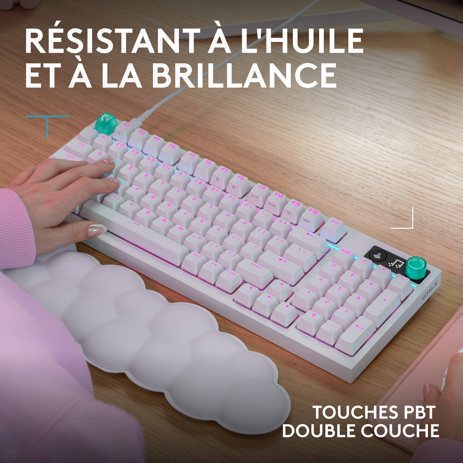 Un clavier blanc avec un bouton turquoise et un repose-poignet nuage.
