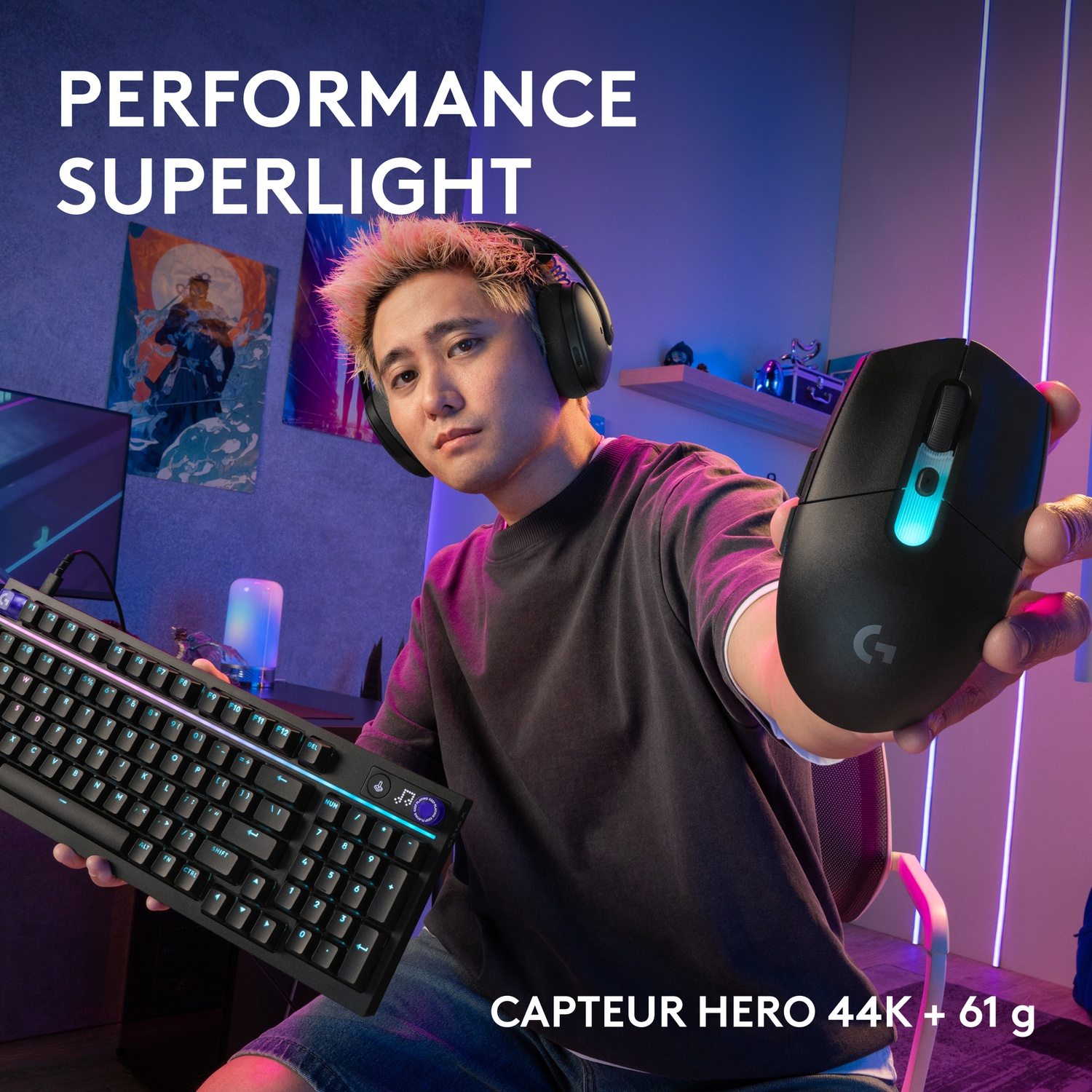 Homme avec casque tient un clavier et une souris avec éclairage RVB.