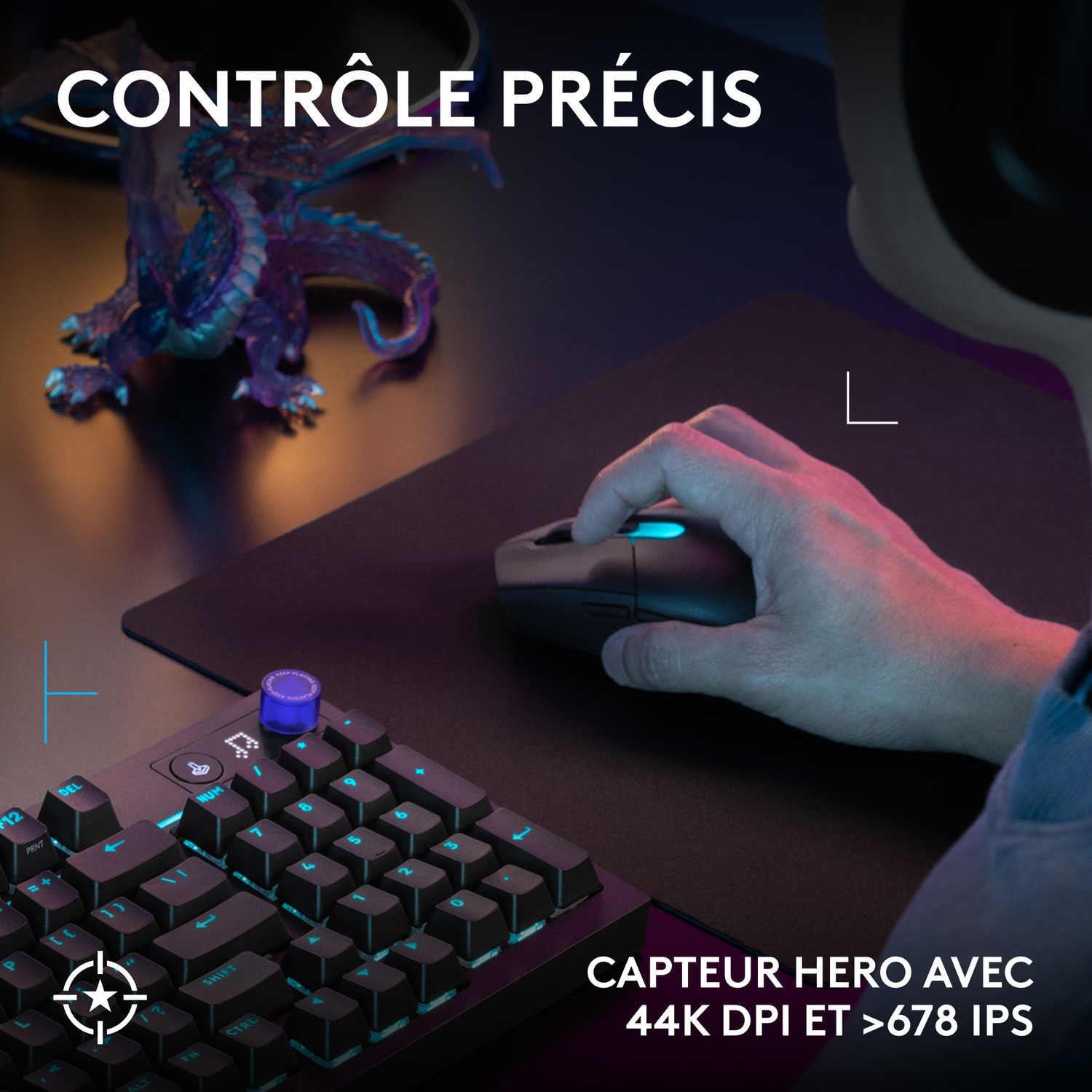 Configuration de jeu avec clavier, souris et figurine de dragon. Contrôle précis.