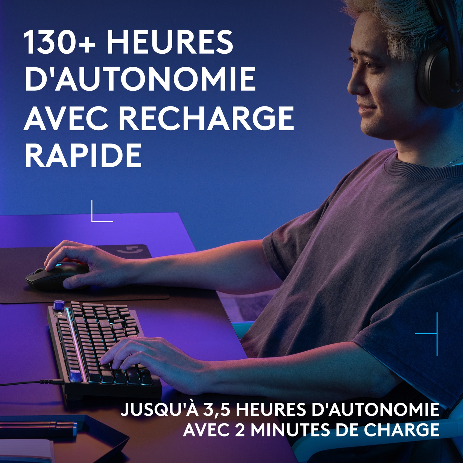 Homme avec casque tape sur clavier, fait la pub de longue autonomie.