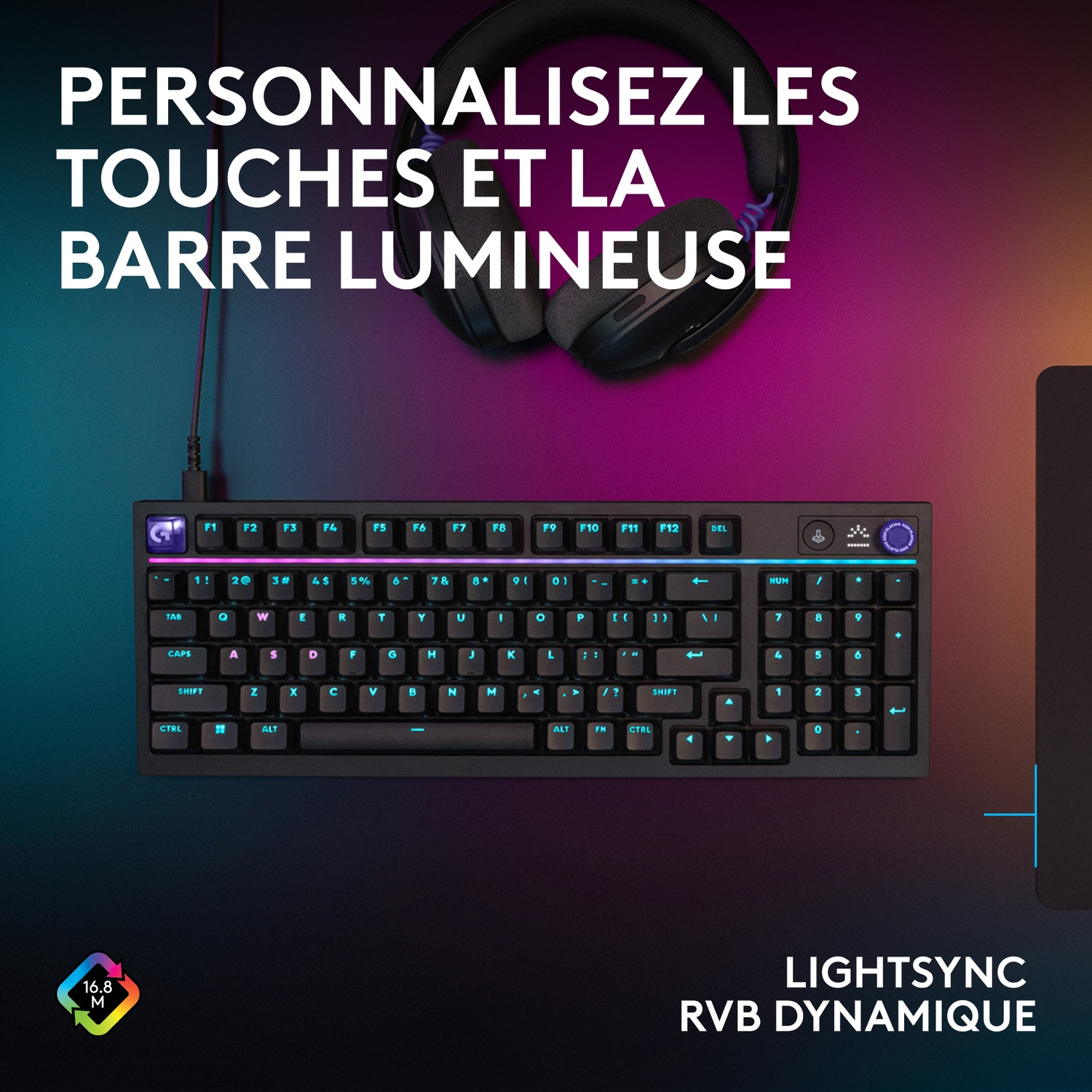 Un clavier et un casque noirs avec un éclairage coloré.