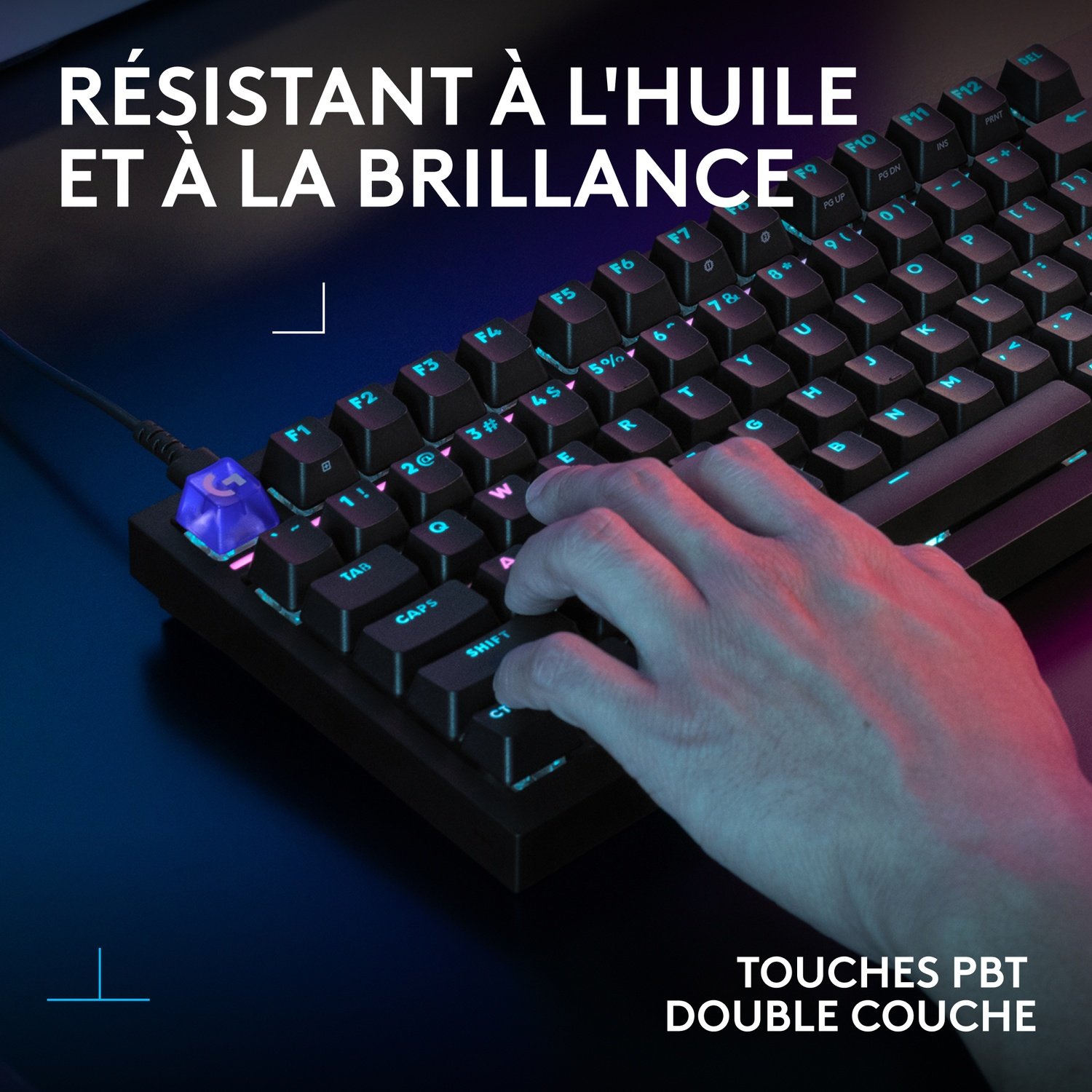 Une main sur un clavier avec des touches bleues et rétroéclairage.
