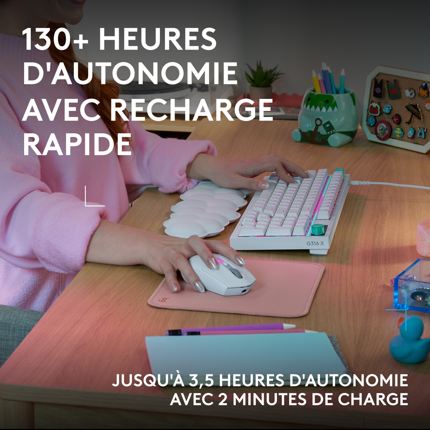 Une femme tape sur un clavier blanc à éclairage RVB, à côté d'une souris d'ordinateur blanche.