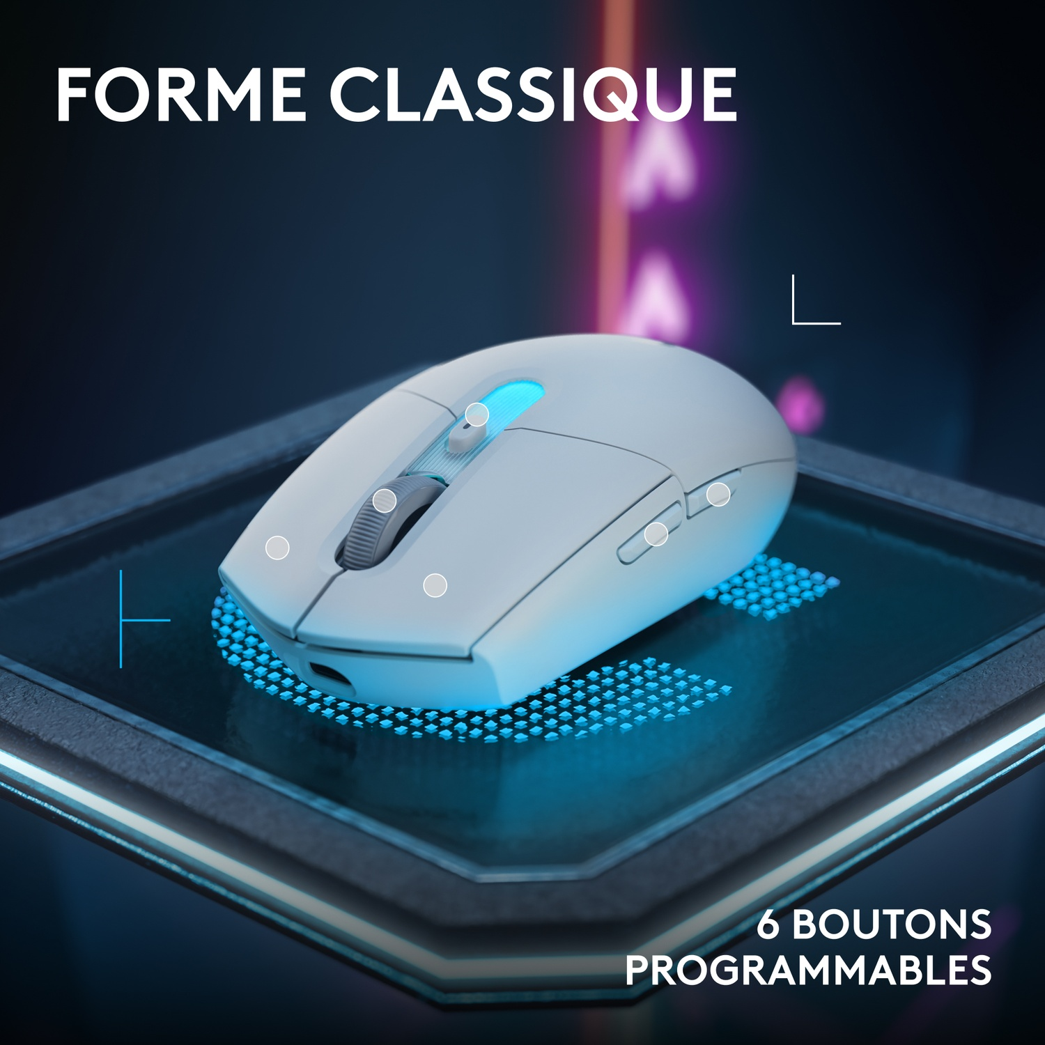 Souris gaming blanche sur fond sombre avec lumières et texte bleus.