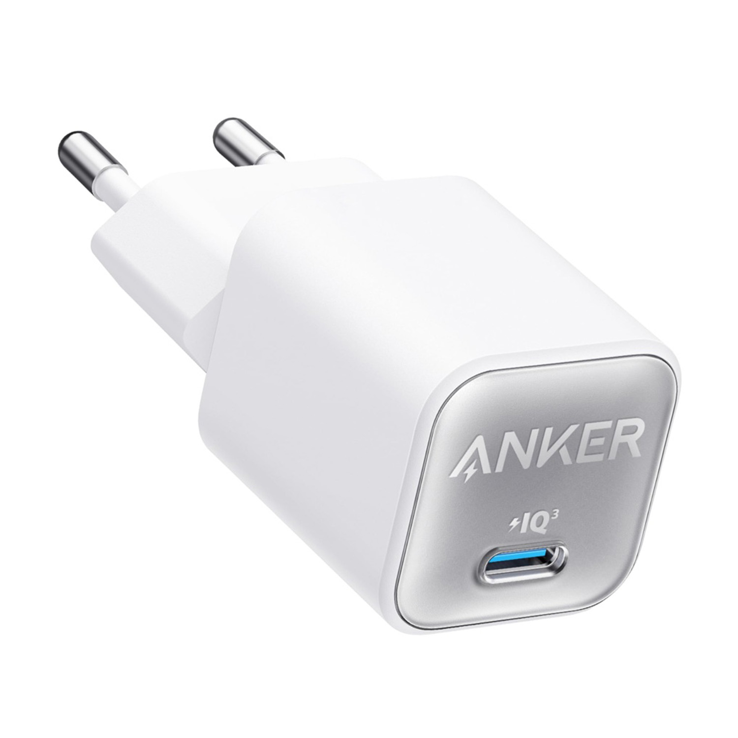 Un caricatore Anker USB-C bianco con due pin metallici e un accento argentato.