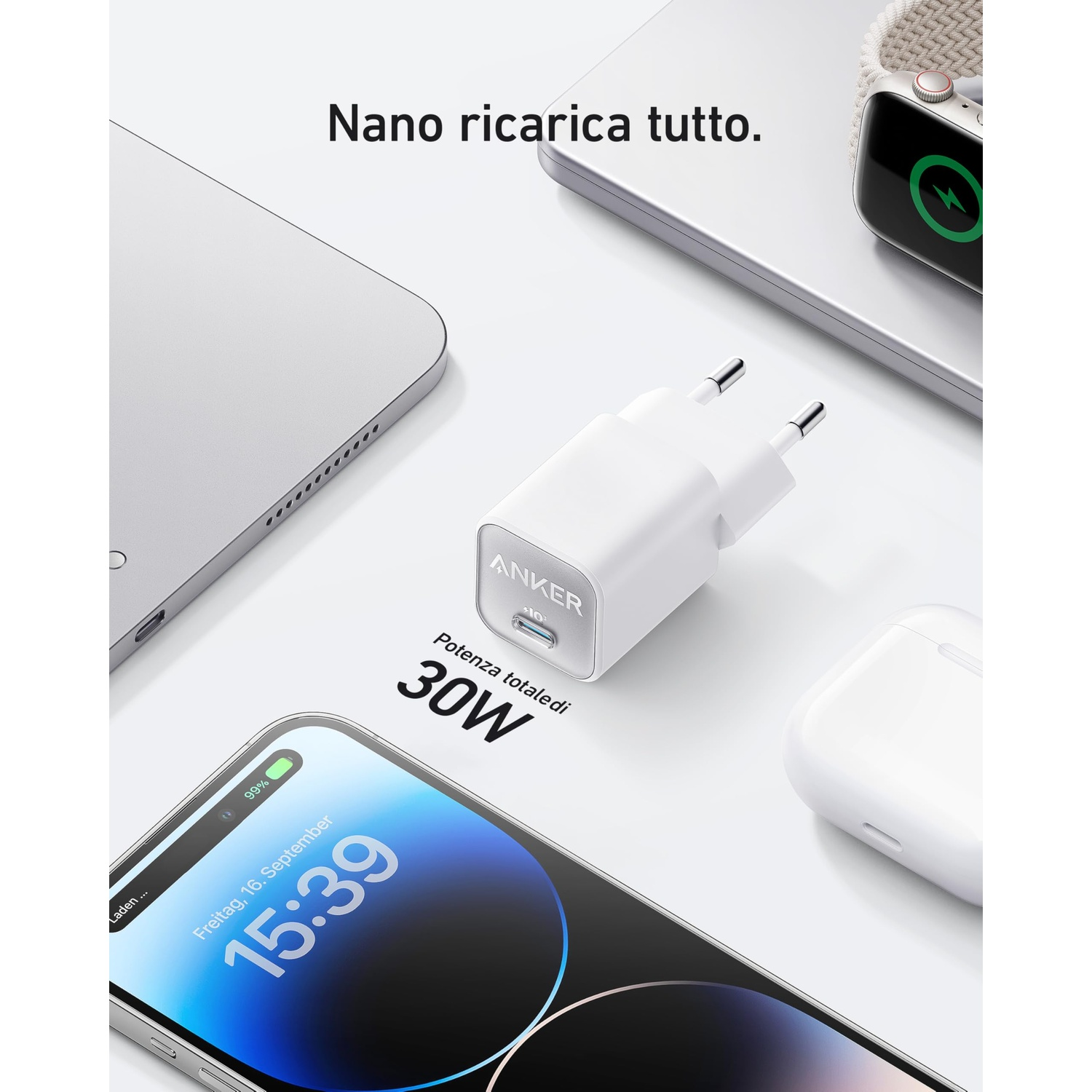 Un caricatore Anker bianco da 30W, accanto a uno smartphone, laptop e custodia di ricarica.