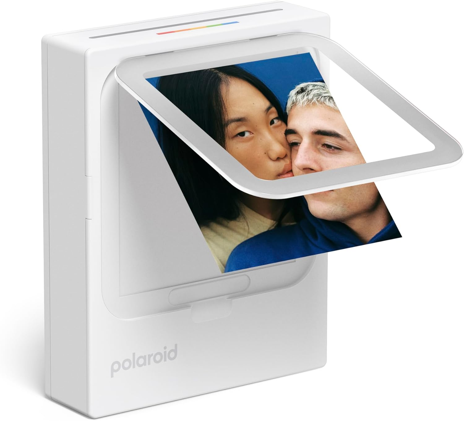 Egy fehér Polaroid nyomtató két szorosan összehajoló fiatal fotóját adja ki.