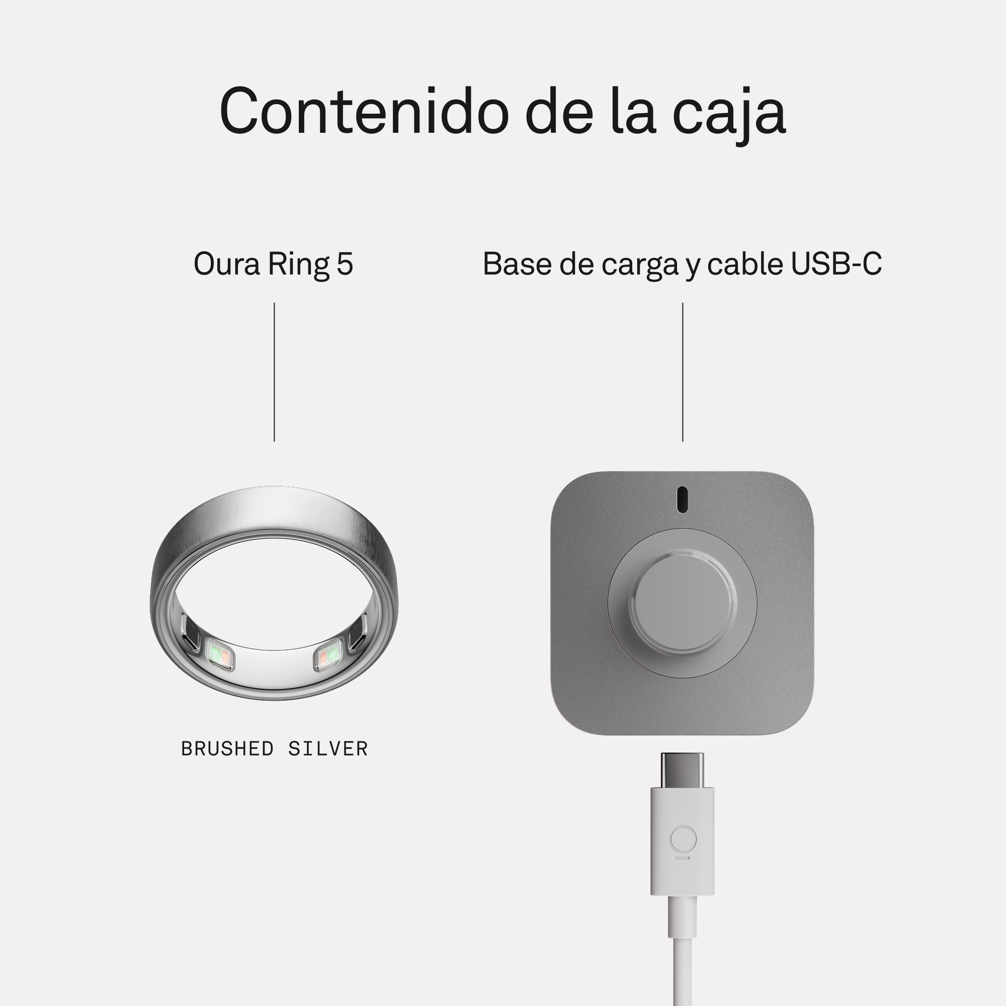 Un anillo Oura 5 plateado y una base de carga gris con cable USB-C.
