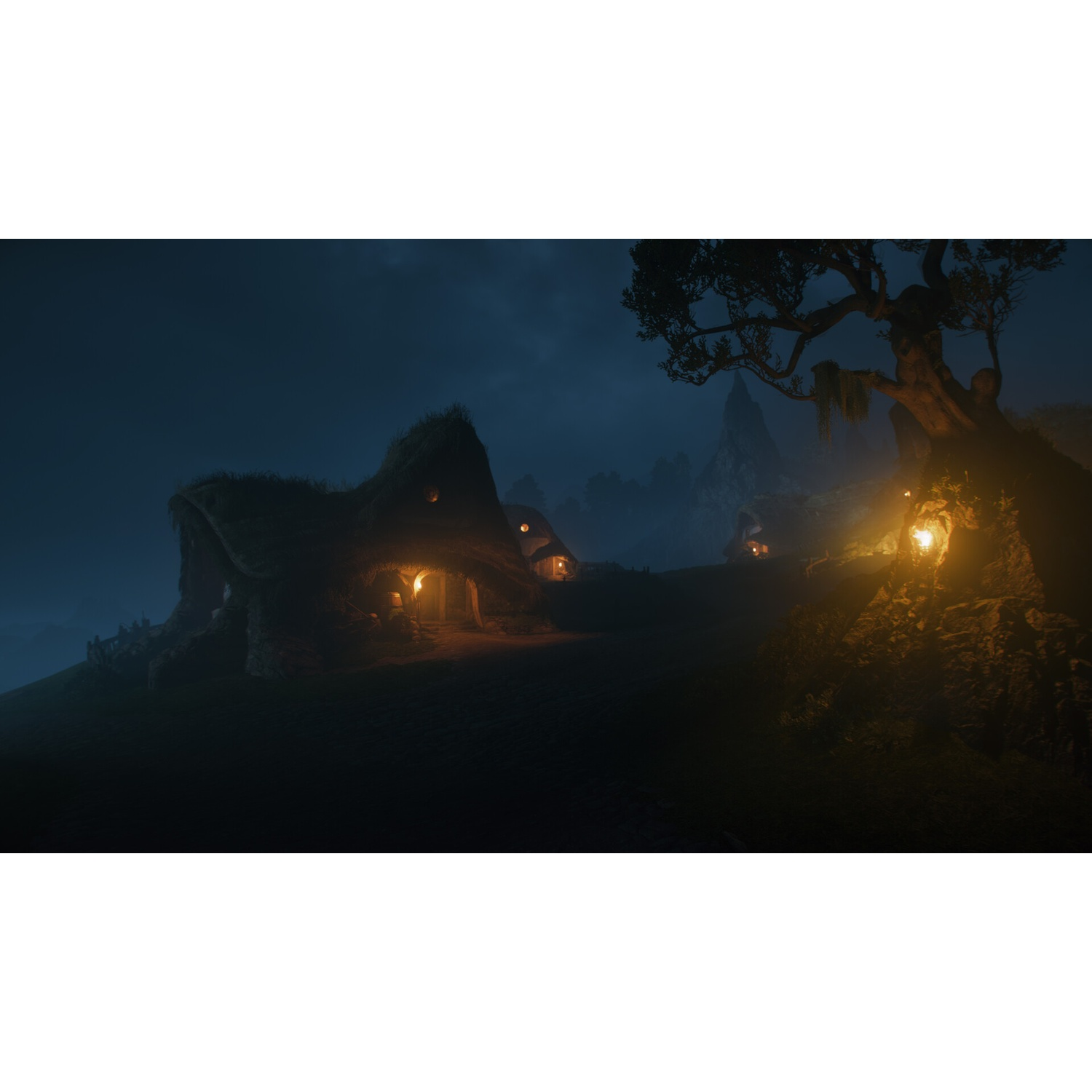 Huizen met grasdaken in een donker, mistig landschap 's nachts, verlicht door lantaarns.