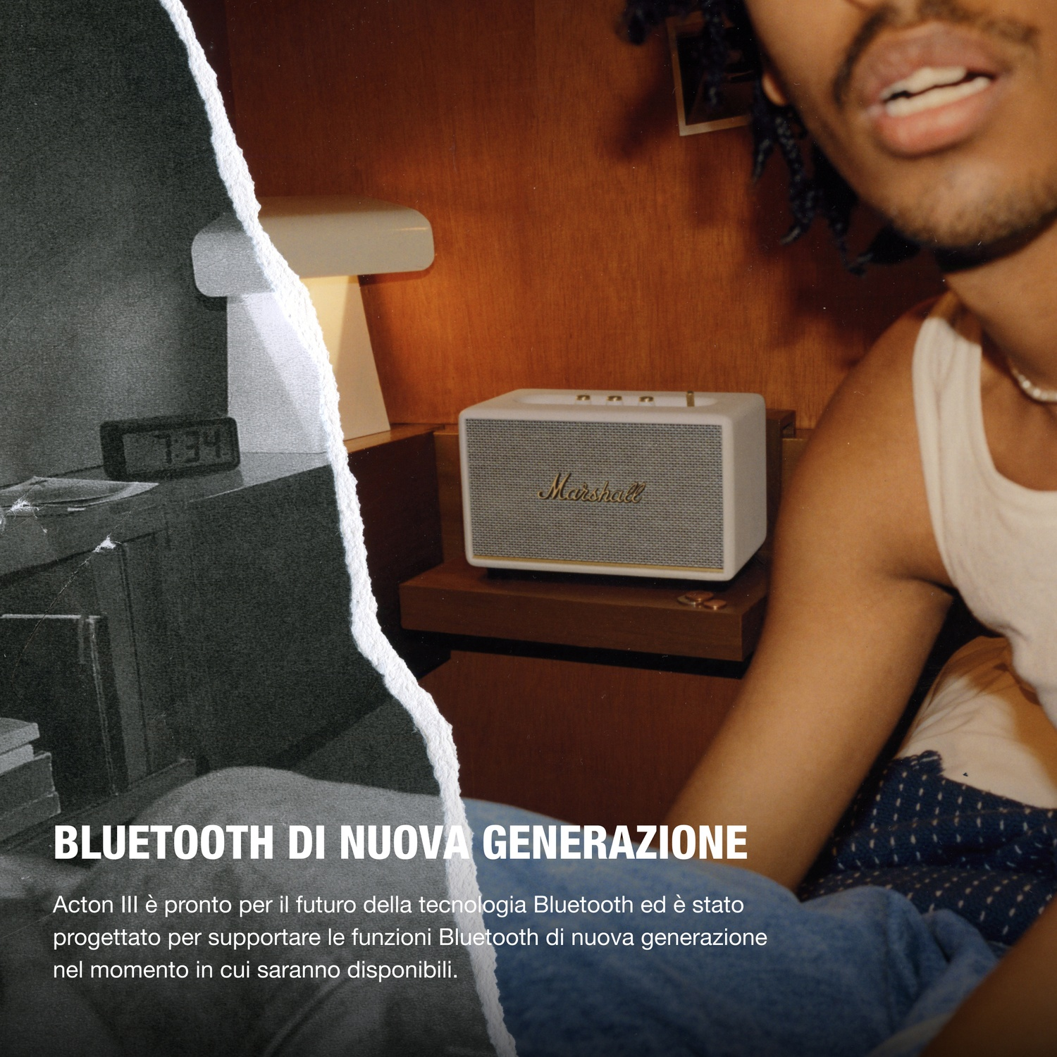 Un uomo siede accanto a uno speaker Marshall e una sveglia digitale.