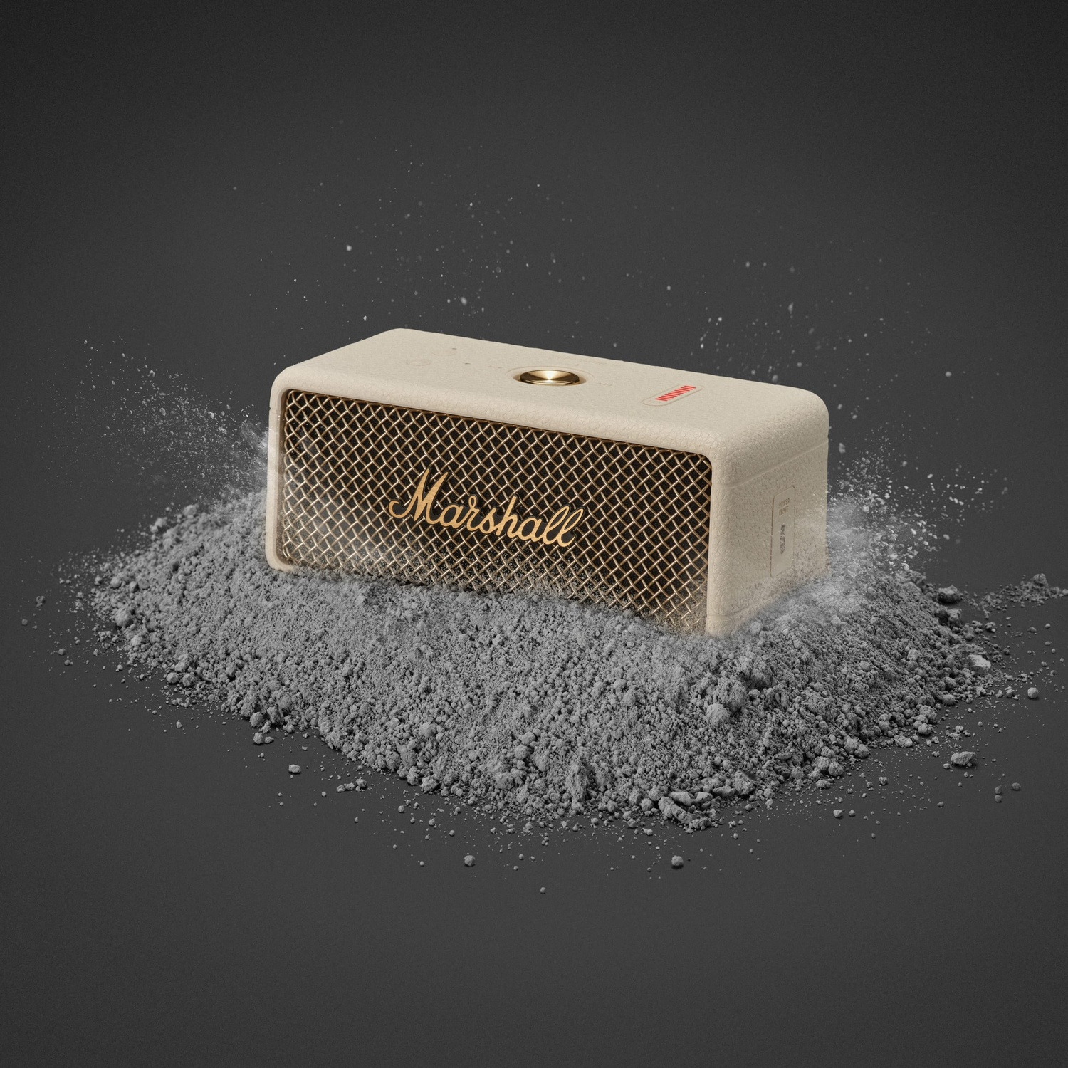 Uno speaker Marshall beige su un mucchio di polvere grigia.