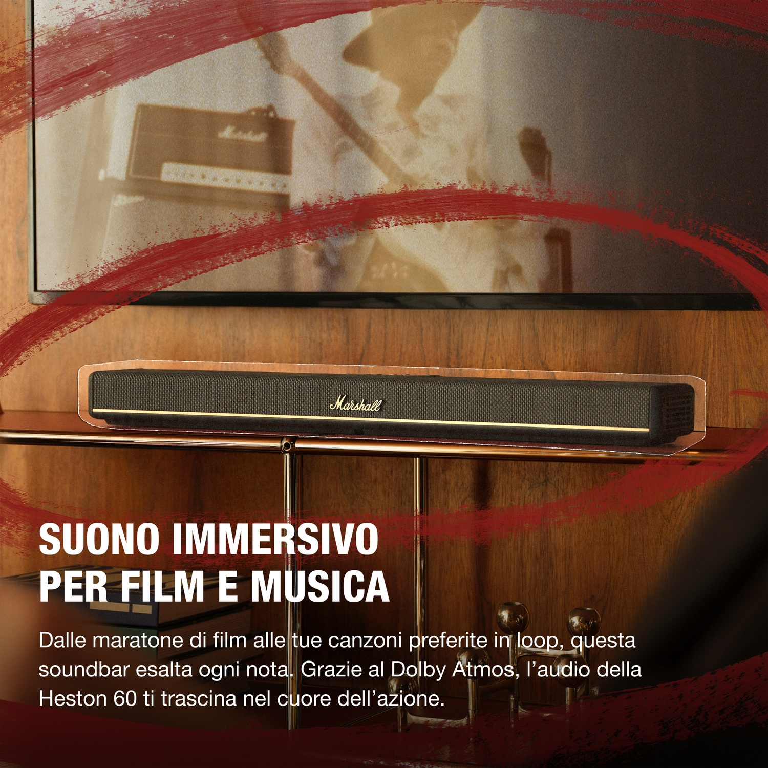 Soundbar Marshall su mensola in legno, con amplificatore per chitarra su schermo.