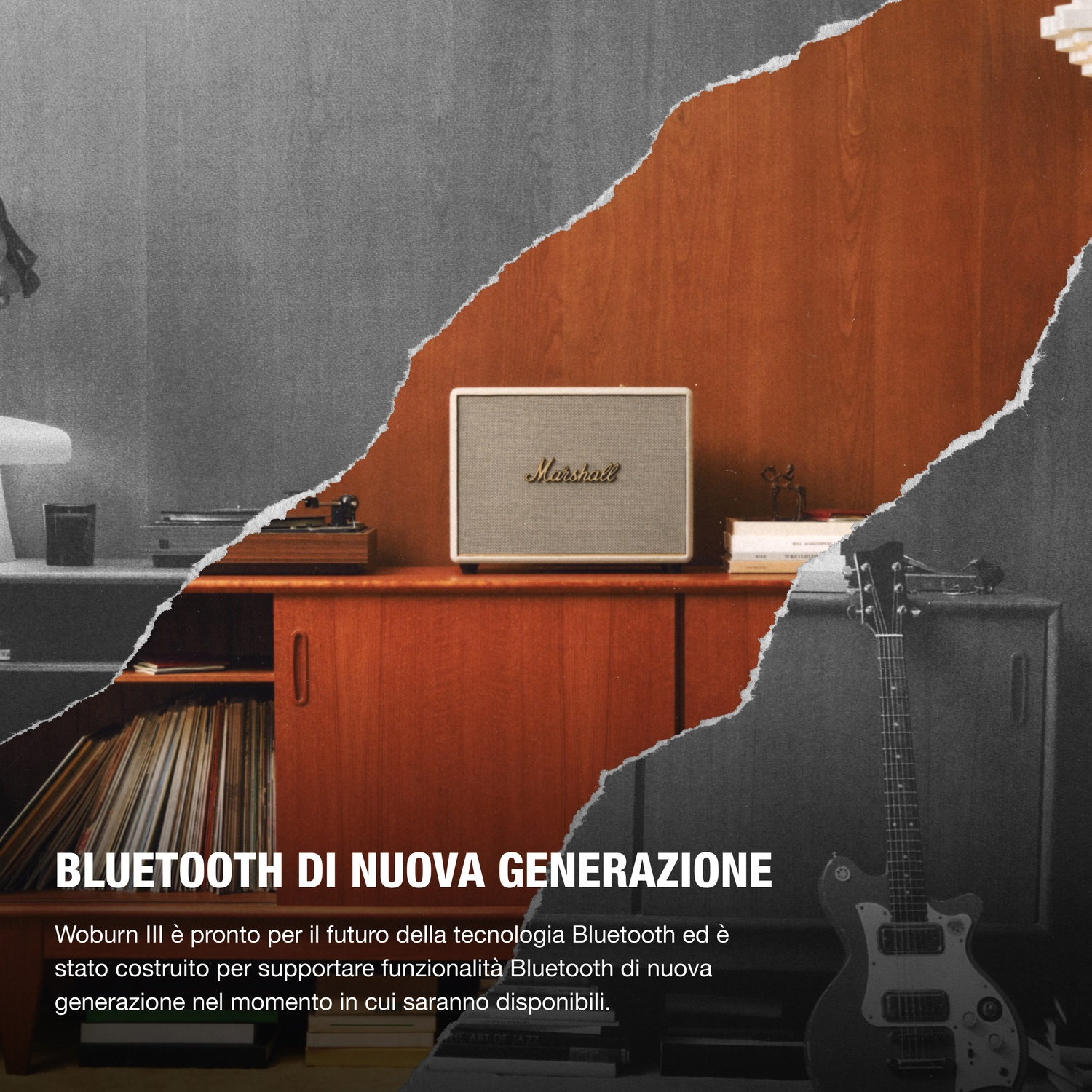 Uno speaker Marshall è su un mobile in legno accanto a una chitarra.