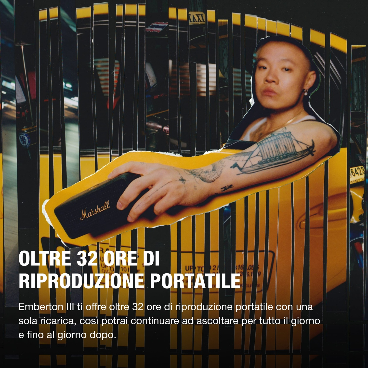 Uomo con tatuaggi tiene altoparlante Marshall davanti a taxi giallo.