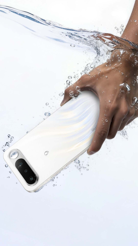 Dłoń trzyma biały smartfon pod wodą. Woda rozpryskuje się.