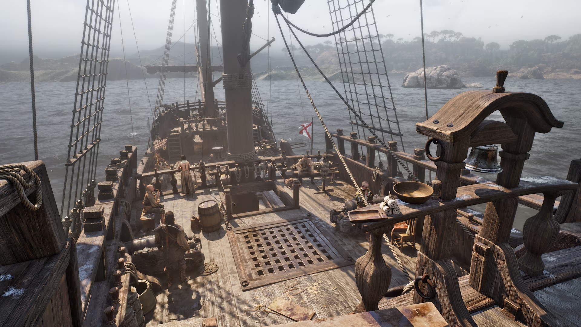 Ein altes Segelschiff mit Besatzung auf dem Deck, das im Nebel segelt.