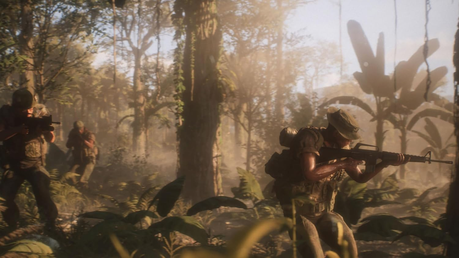 Soldaten im Dschungel, einer zielt mit einem Gewehr.