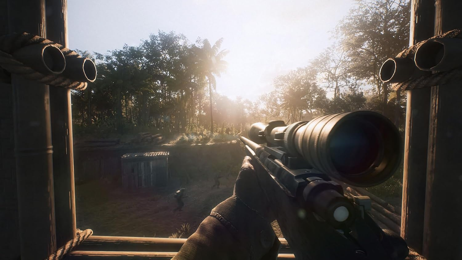 Egoperspektive, die ein Scharfschützengewehr durch Bäume mit sonnigem Jungle-Hintergrund hält.