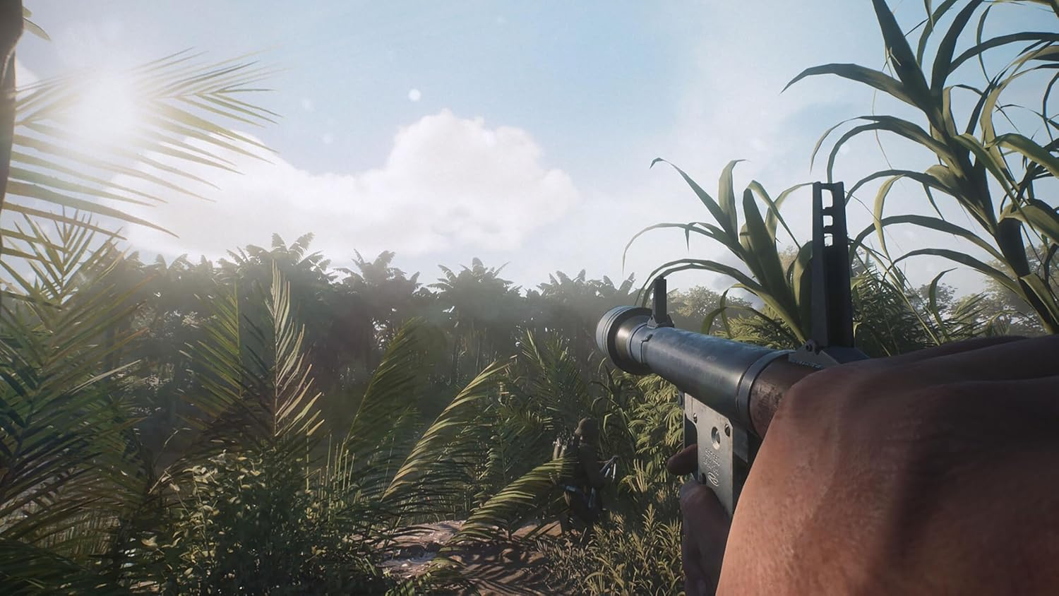 Hand hält Waffe im dichten Dschungel mit Palmen und Sonnenlicht.