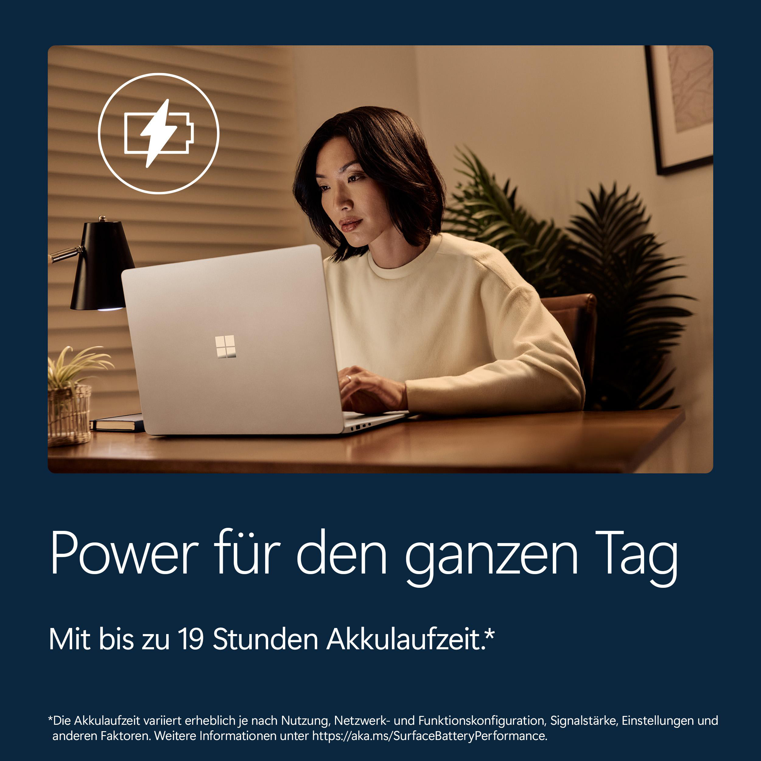 Eine Frau arbeitet an einem Laptop mit einem Akkusymbol. Bis zu 19 Std. Akkulaufzeit.