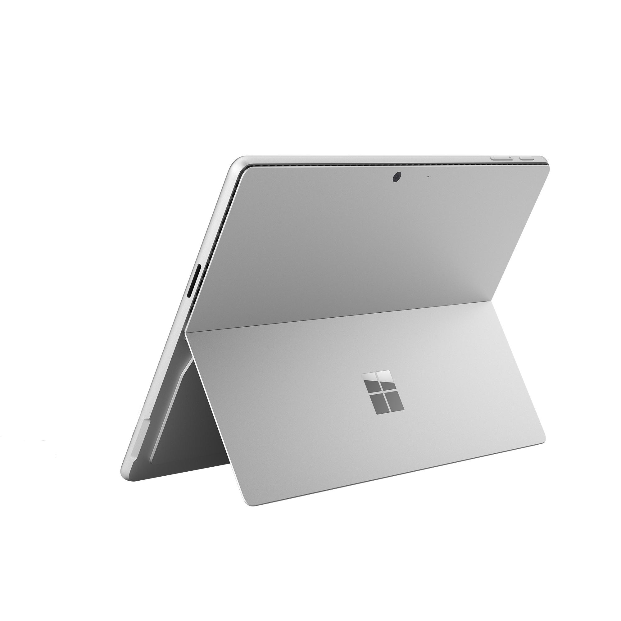 Ein silbernes Tablet mit ausklappbarem Ständer und Windows-Logo.