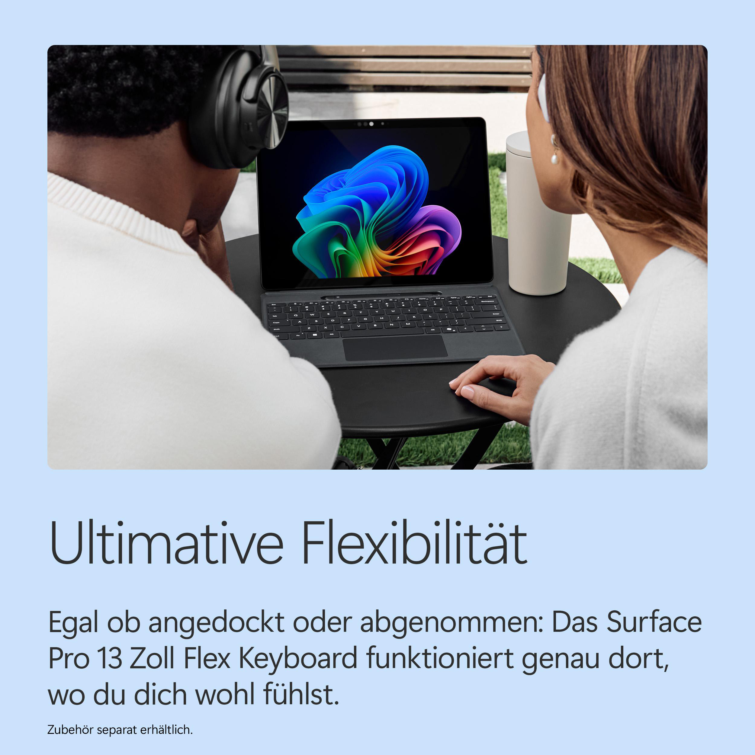 Zwei Personen nutzen ein Surface Pro mit angebrachtem Keyboard im Freien.