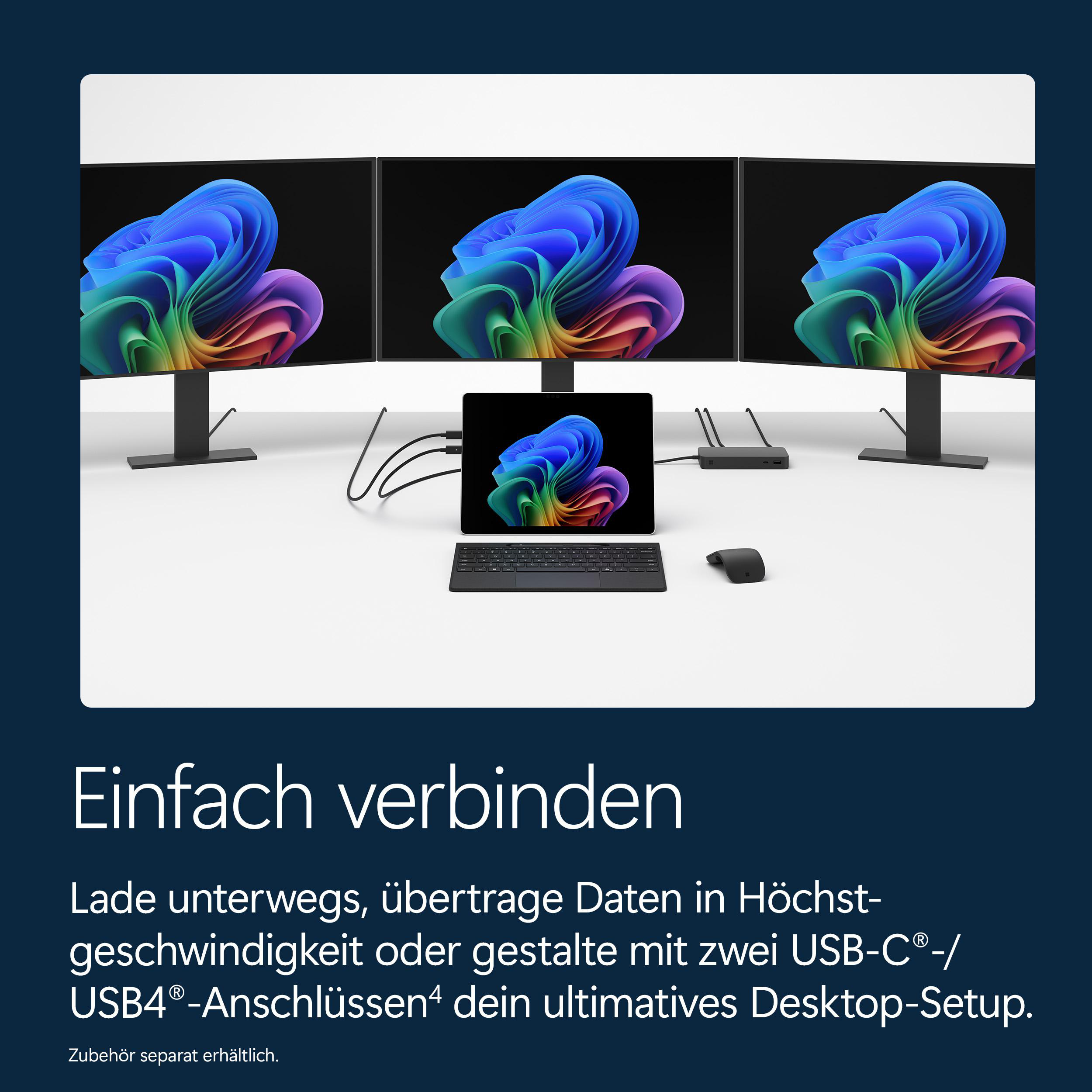 Drei Monitore, Tablet, Tastatur und Maus für ein Desktop-Setup.