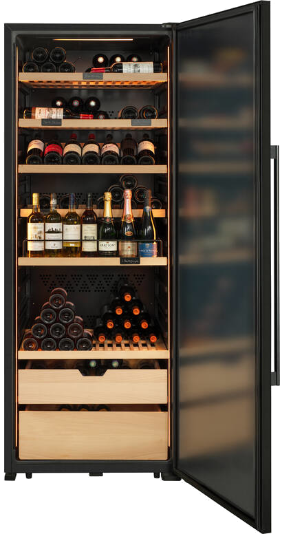 Ein offener Weinkühlschrank mit mehreren Regalen, gefüllt mit verschiedenen Weinflaschen.