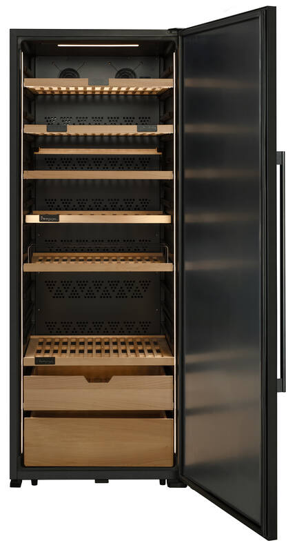 Ein offener Weinkühlschrank mit Holzböden und zwei Schubladen. Innenbeleuchtung ist sichtbar.