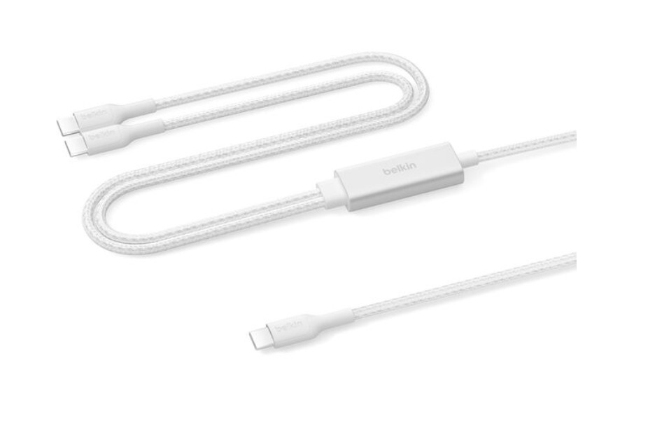 Beyaz arka plan üzerinde iki beyaz USB-C kablosu görülüyor.