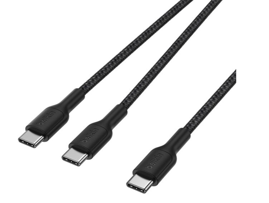 Beyaz arka plan üzerinde Belkin logolu, örgülü kumaş kaplı üç siyah USB-C kablosu.