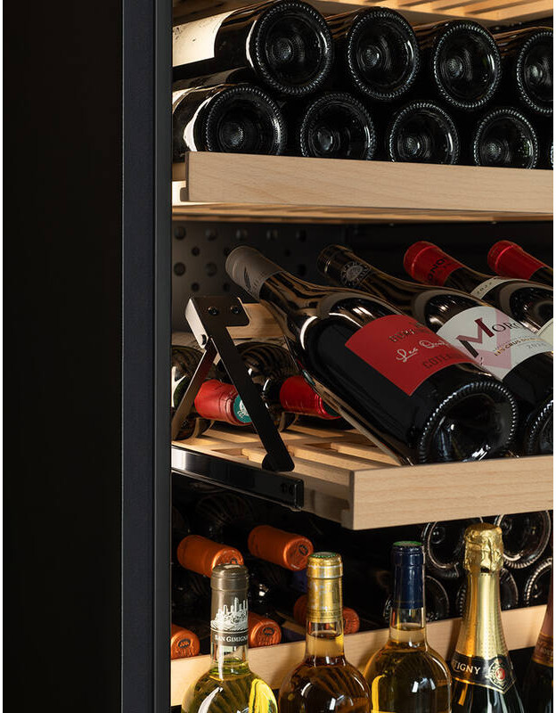 Ein Weinkühlschrank zeigt Flaschen auf Holzetagen. Rot- und Weißweine sind sichtbar.