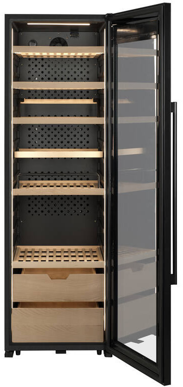 Ein offener Weinkühlschrank mit Holzböden und Schubladen. Innenbeleuchtung.