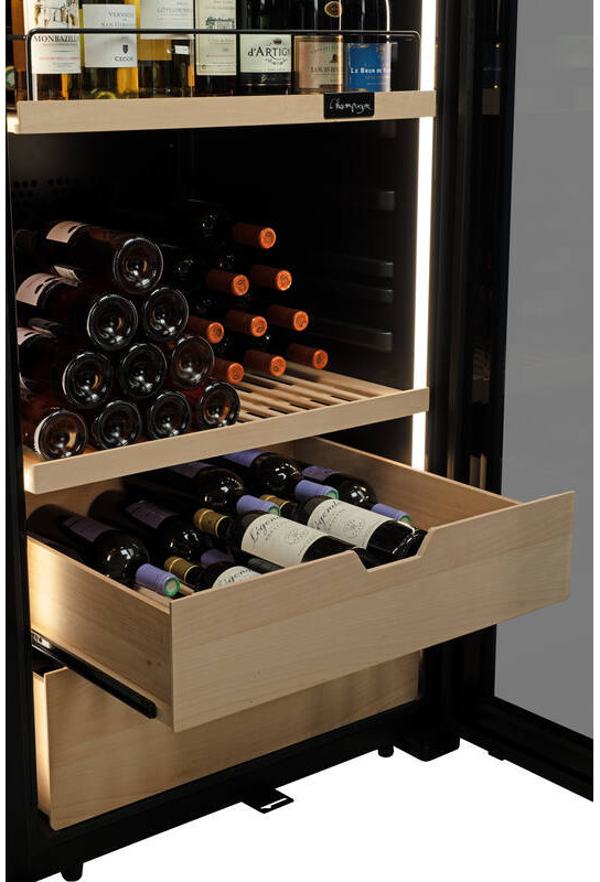 Ein Weinregal mit mehreren Reihen voller Flaschen, einige aufrecht, andere liegend.