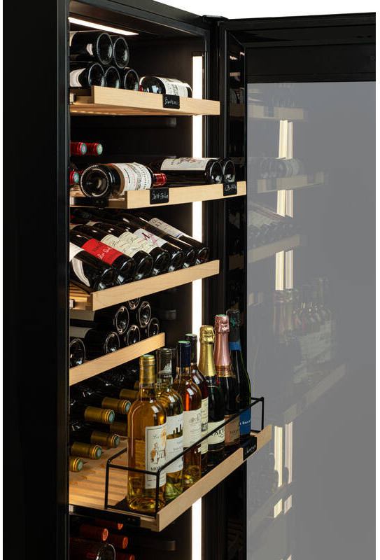 Ein Weinkühlschrank mit mehreren Regalen, gefüllt mit verschiedenen Flaschen Wein und Champagner.