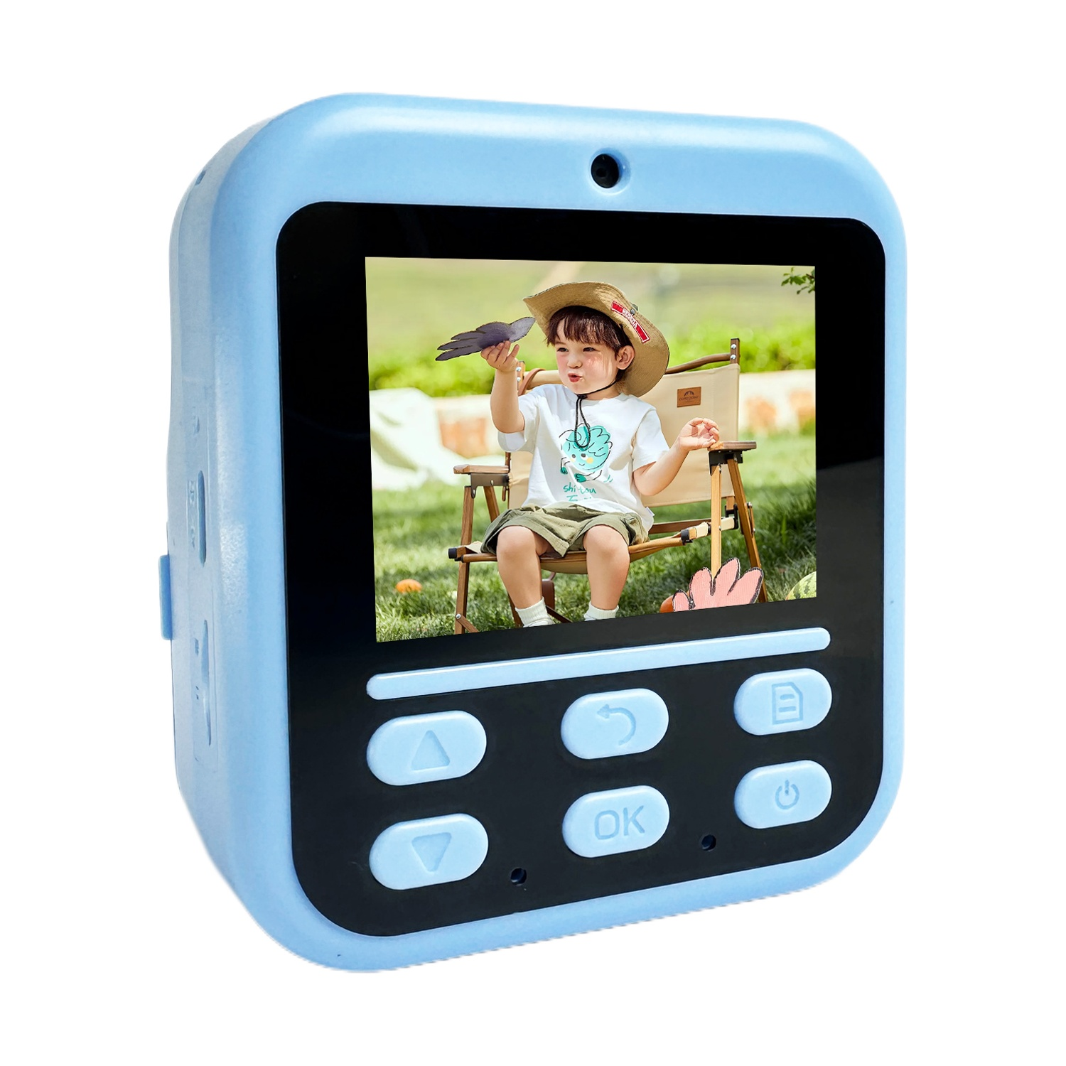 Una fotocamera digitale blu mostra un bambino con cappello che tiene in mano un uccello giocattolo all'aperto.