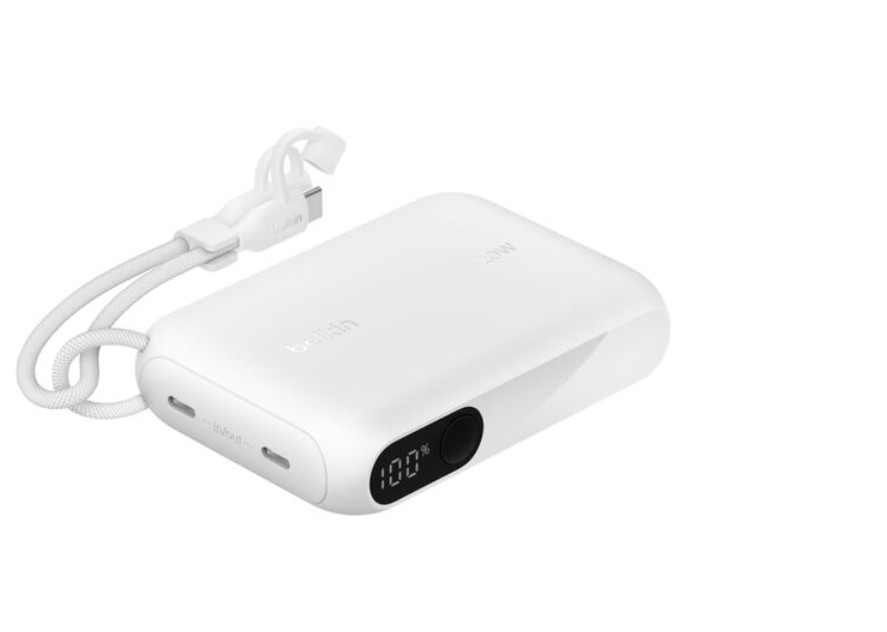 100% şarj gösteren beyaz powerbank, USB-C kablosu ve dijital ekranlı.