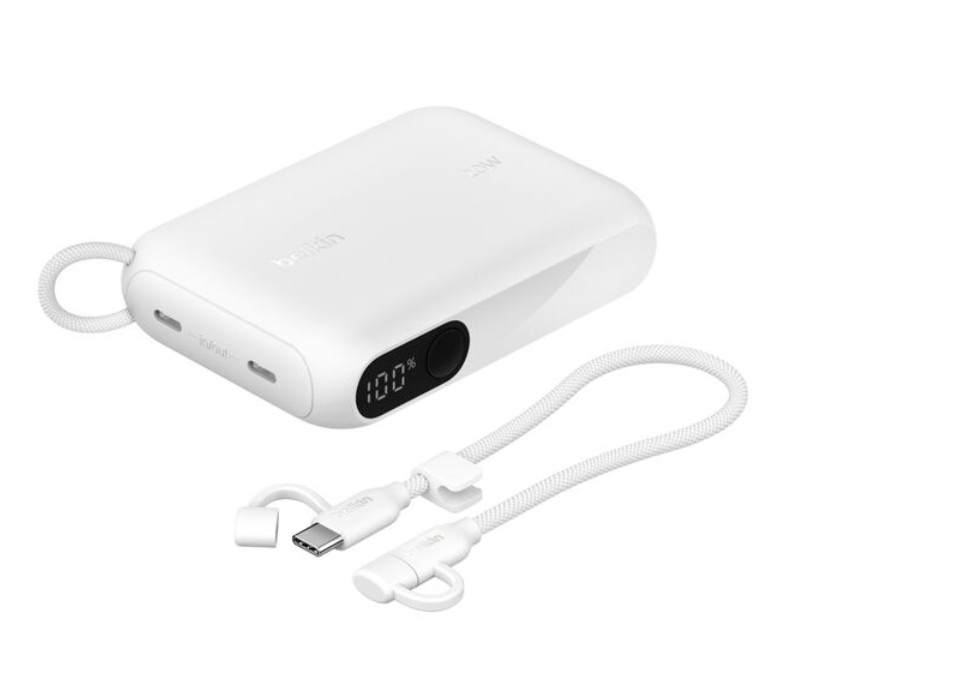 Şarjın %100'ünü gösteren dijital ekrana sahip beyaz bir powerbank.