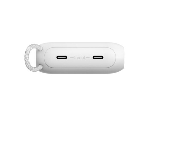 İki USB-C bağlantı noktasına ve bir halkaya sahip beyaz taşınabilir şarj cihazı.