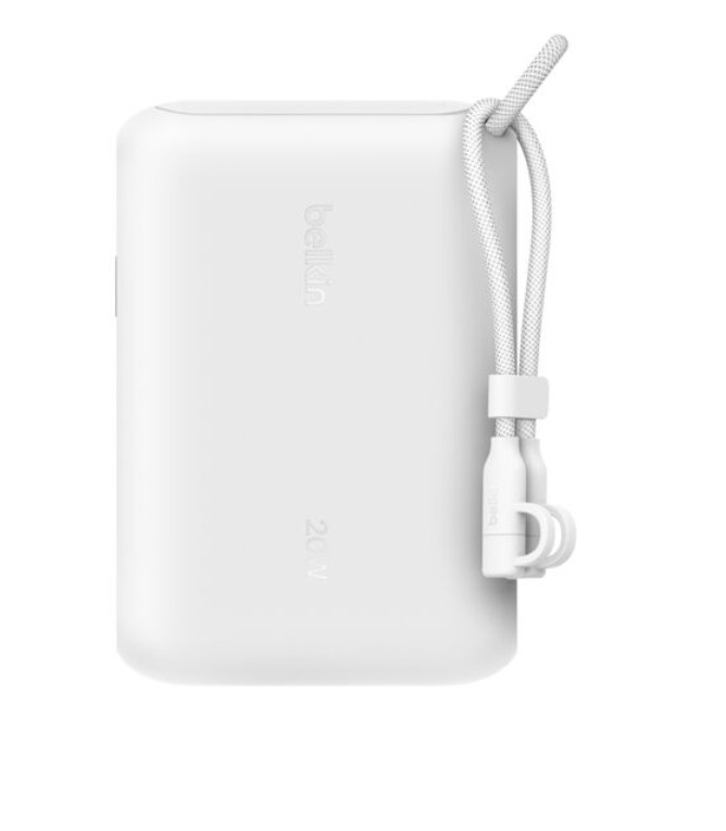 Beyaz Belkin 20W şarj cihazı, beyaz kordonlu ve iki USB-C bağlantı noktası.
