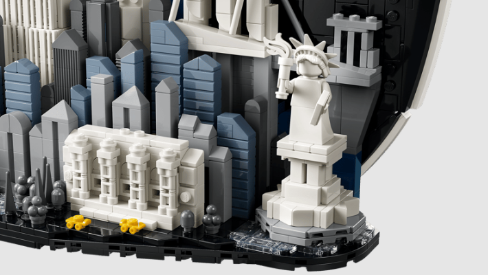 Lego-Modell der NYC-Skyline mit Freiheitsstatue, Gebäuden und Booten.