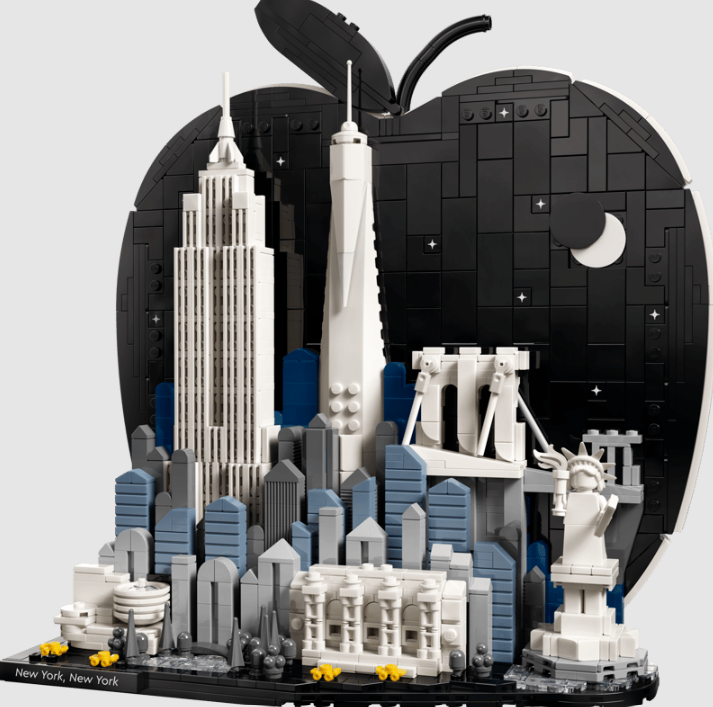 Lego-Modell der NYC-Skyline in Apfelform, mit Empire State und One World Trade.