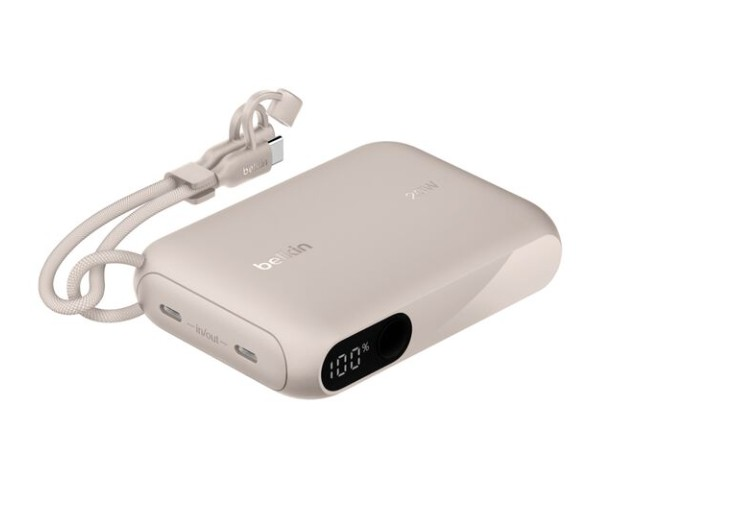 USB-C kablolu ve %100 şarj göstergeli bej Belkin powerbank.