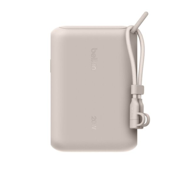 Bileklik ve kablolu açık bej Belkin powerbank.