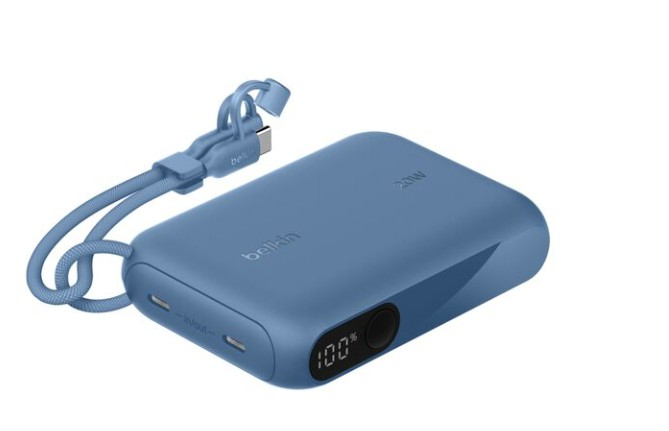 Mavi Belkin powerbank, kablosu ve %100 şarj göstergesiyle.