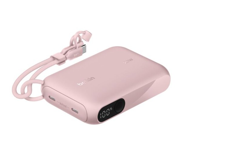 USB-C kablolu ve %100 şarj göstergeli pembe Belkin powerbank.