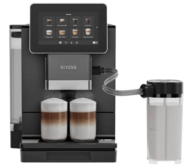 Ekspres do kawy Nivona z dwoma szklankami latte macchiato i pojemnikiem na mleko.