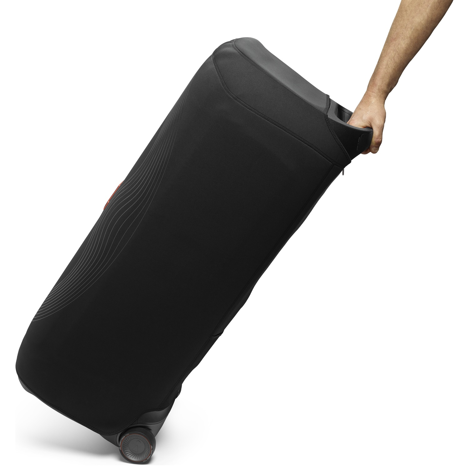 Une main saisit la poignée d'une valise noire à roulettes, inclinée sur fond blanc.